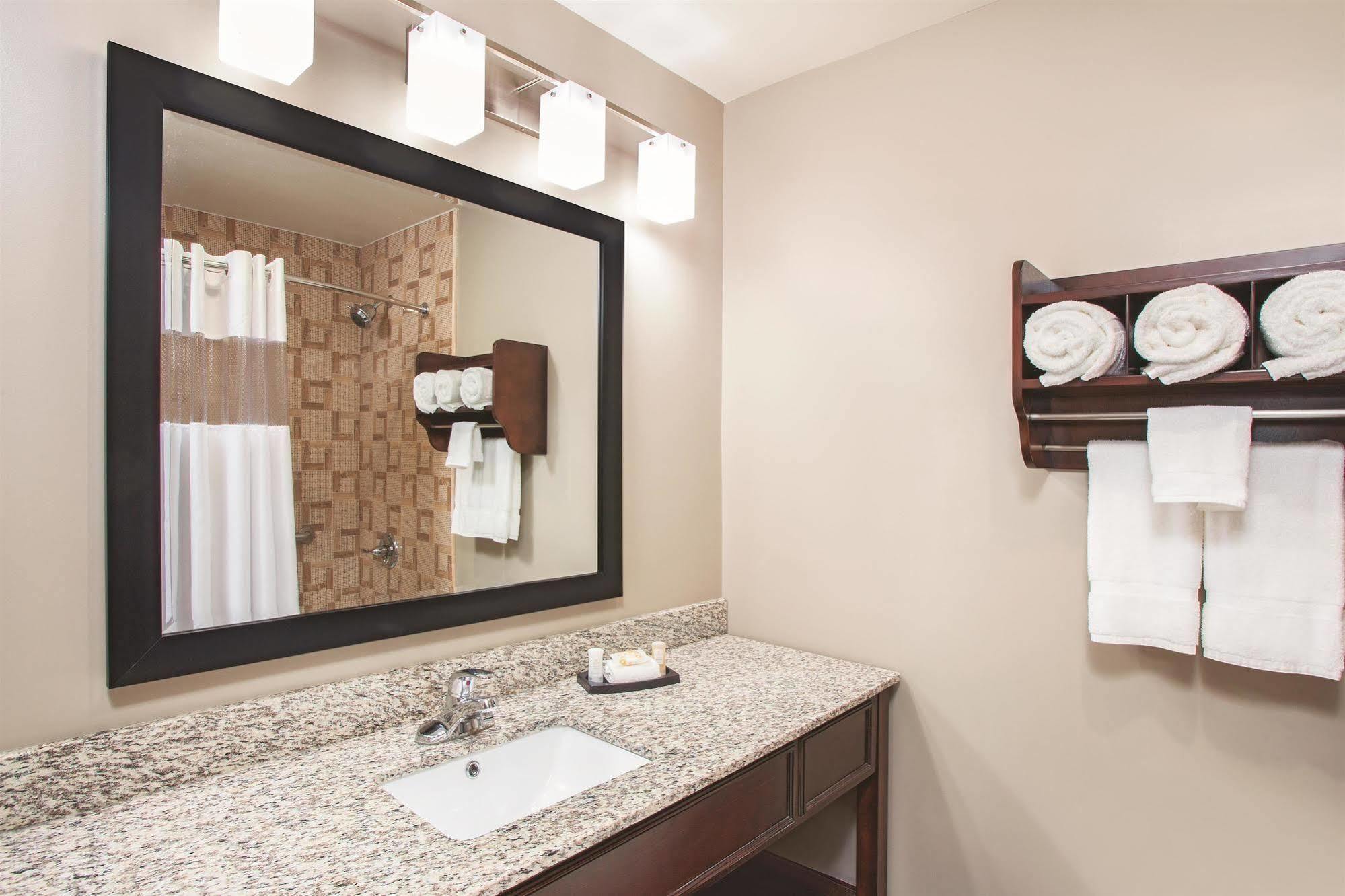 La Quinta Inn & Suites Far Rockaway - Beach Hotel New York Dış mekan fotoğraf